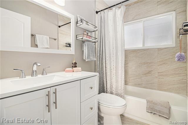 Builiding view thirteen for 17638 New Hampshire, Southfield, MI. 48075