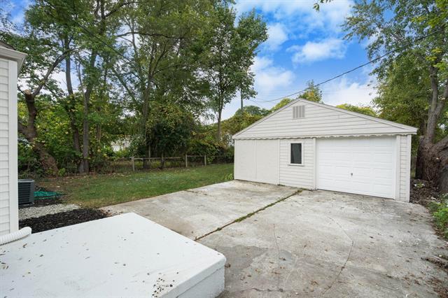 Builiding view twenty eight for 24691 Parklawn, Oak Park, MI. 48237