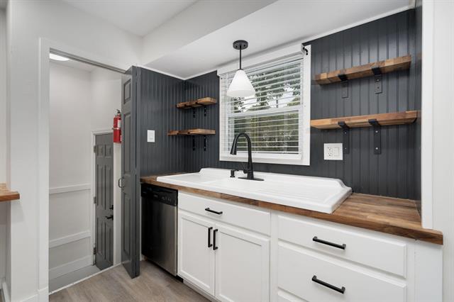 Builiding view two for 24691 Parklawn, Oak Park, MI. 48237