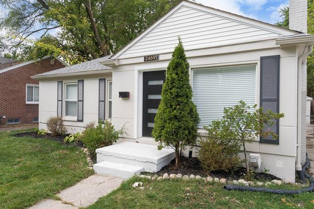 front view for 24691 Parklawn St, Oak Park, Mi. 48237