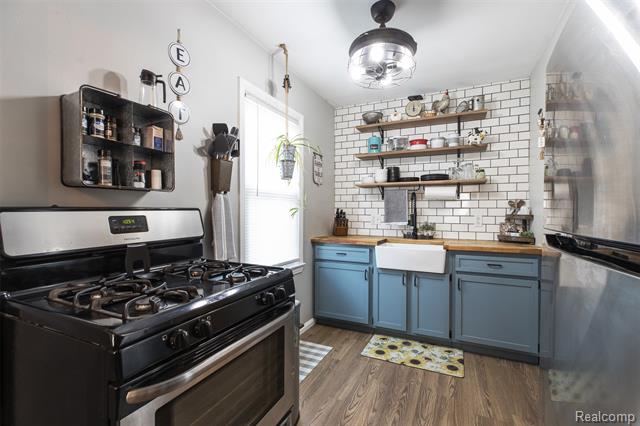 Builiding view eleven for 2050 17Th, Wyandotte, MI. 48192