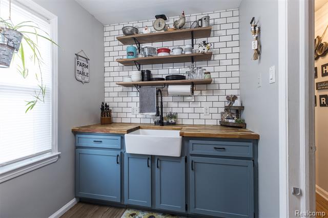 Builiding view fifteen for 2050 17Th, Wyandotte, MI. 48192