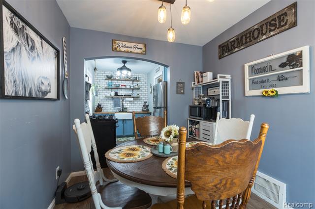 Builiding view nine for 2050 17Th, Wyandotte, MI. 48192