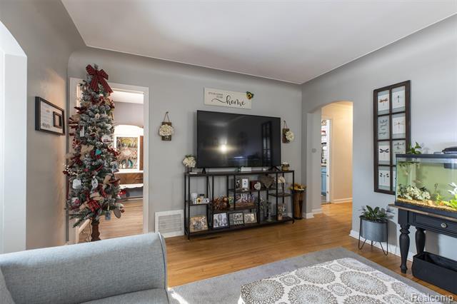 Builiding view seven for 2050 17Th, Wyandotte, MI. 48192