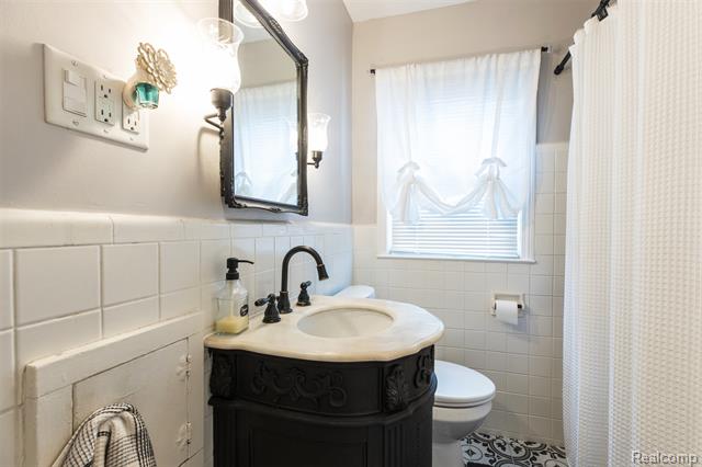 Builiding view seventeen for 2050 17Th, Wyandotte, MI. 48192