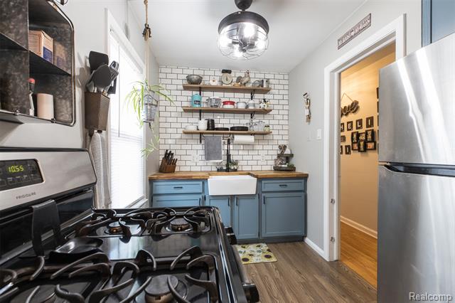 Builiding view twelve for 2050 17Th, Wyandotte, MI. 48192