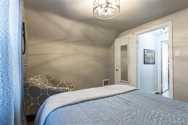 Builiding view twenty one for 2050 17Th, Wyandotte, MI. 48192