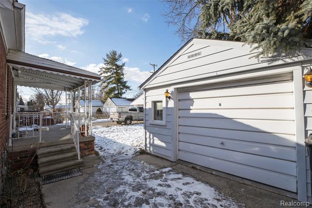 Builiding view twenty seven for 2050 17Th, Wyandotte, MI. 48192