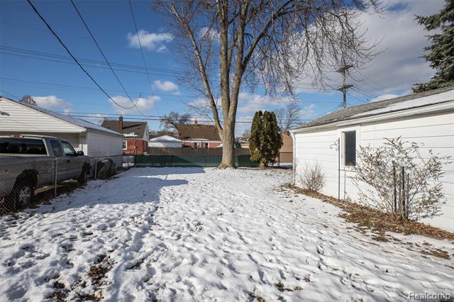 Builiding view two for 2050 17Th, Wyandotte, MI. 48192