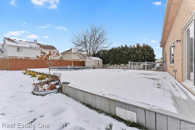 Builiding view thirty four for 15405 Oakleigh, Southgate, MI. 48195