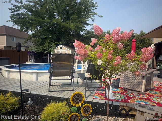 Builiding view thirty seven for 15405 Oakleigh, Southgate, MI. 48195