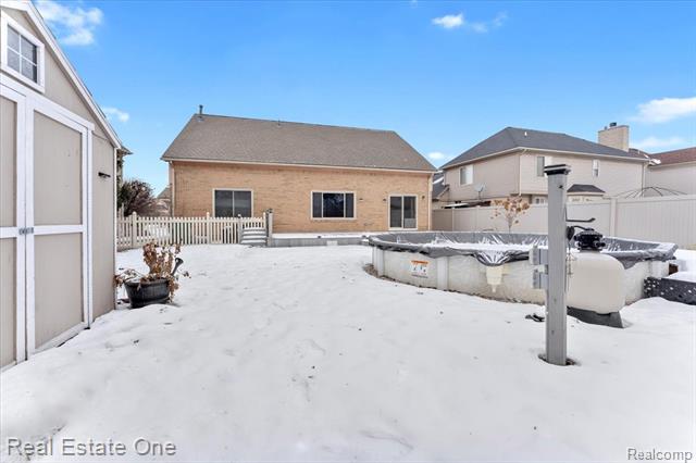 Builiding view thirty three for 15405 Oakleigh, Southgate, MI. 48195