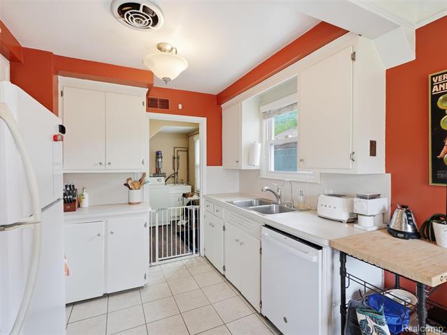 Builiding view six for 24721 Ridgedale, Oak Park, MI. 48237