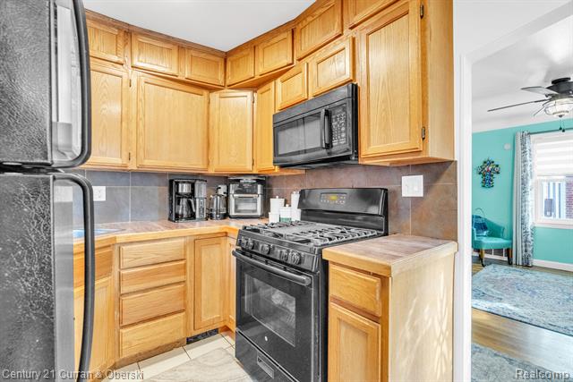 Builiding view eighteen for 1052 Michigan, Lincoln Park, MI. 48146