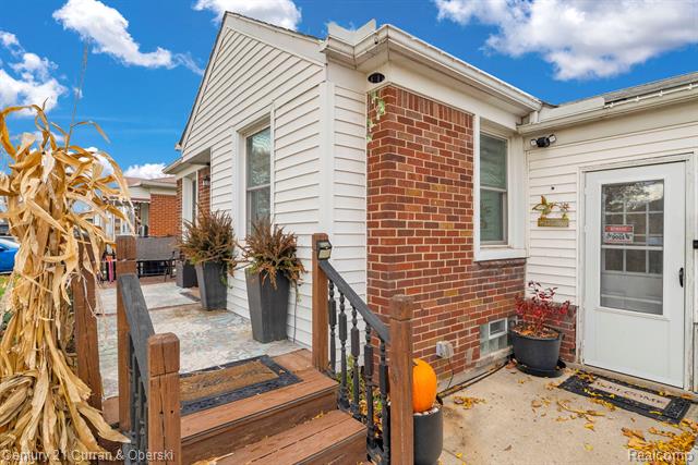 Builiding view five for 1052 Michigan, Lincoln Park, MI. 48146