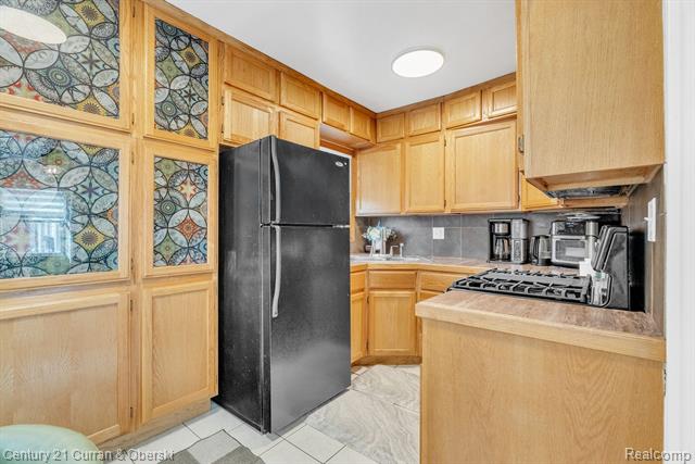 Builiding view seventeen for 1052 Michigan, Lincoln Park, MI. 48146