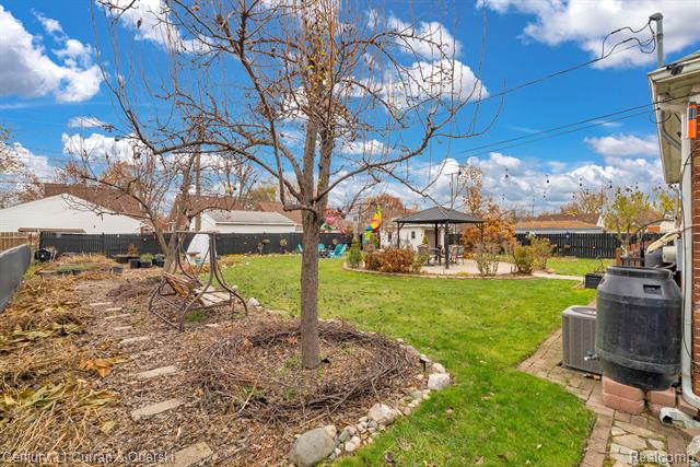 Builiding view thirty two for 1052 Michigan, Lincoln Park, MI. 48146