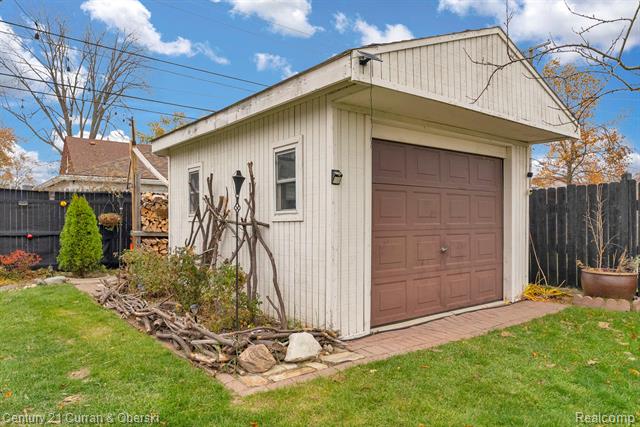 Builiding view thirty for 1052 Michigan, Lincoln Park, MI. 48146