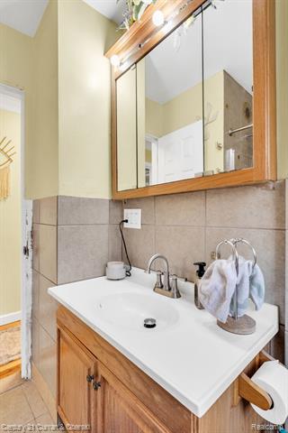 Builiding view twenty one for 1052 Michigan, Lincoln Park, MI. 48146