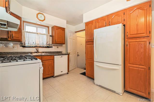 Builiding view nine for 2160 Malvina, Lincoln Park, MI. 48146