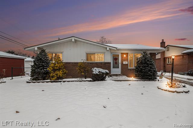 Builiding view thirty one for 2160 Malvina, Lincoln Park, MI. 48146