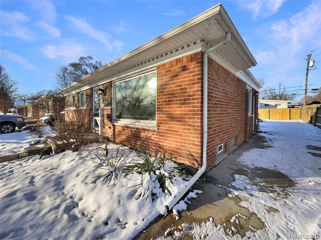 Builiding view seventeen for 22324 Wohlfeil, Taylor, MI. 48180