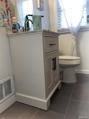 Builiding view seven for 15854 Englewood, Allen Park, MI. 48101