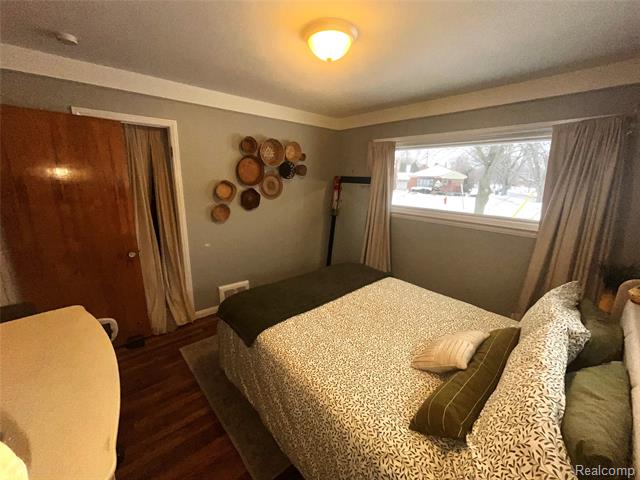 Builiding view twelve for 15854 Englewood, Allen Park, MI. 48101