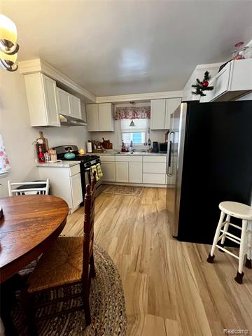 Builiding view twenty three for 15854 Englewood, Allen Park, MI. 48101