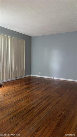 Builiding view three for 8094 Oak, Taylor, MI. 48180