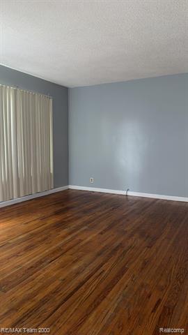 Builiding view two for 8094 Oak, Taylor, MI. 48180