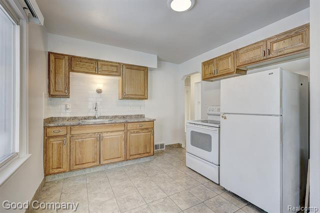 Builiding view eight for 967 E Shevlin, Hazel Park, MI. 48030