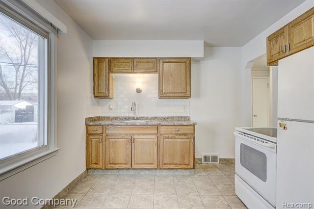 Builiding view nine for 967 E Shevlin, Hazel Park, MI. 48030