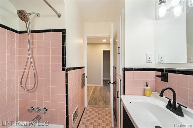 Builiding view fifteen for 16546 Philomene, Allen Park, MI. 48101