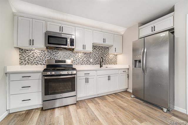 Builiding view seven for 20233 Pinecrest, Taylor, MI. 48180