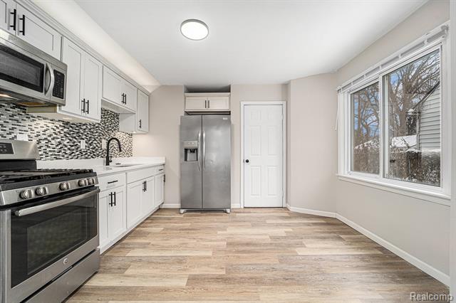 Builiding view six for 20233 Pinecrest, Taylor, MI. 48180