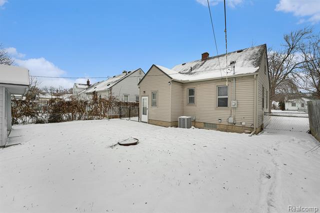 Builiding view twenty three for 20233 Pinecrest, Taylor, MI. 48180