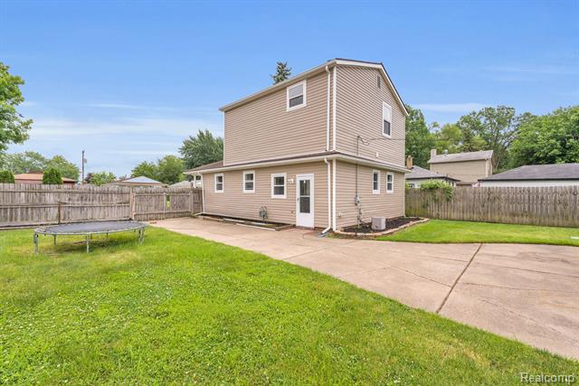 Builiding view thirty one for 6530 Madison, Taylor, MI. 48180