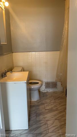 Builiding view eight for 1370 Garfield, Lincoln Park, MI. 48146