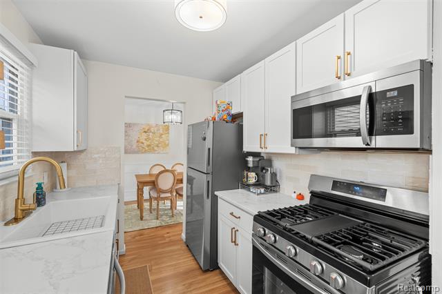 Builiding view fifteen for 15570 Angelique, Allen Park, MI. 48101