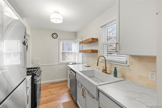 Builiding view fourteen for 15570 Angelique, Allen Park, MI. 48101