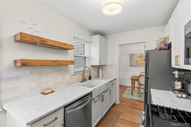 Builiding view sixteen for 15570 Angelique, Allen Park, MI. 48101