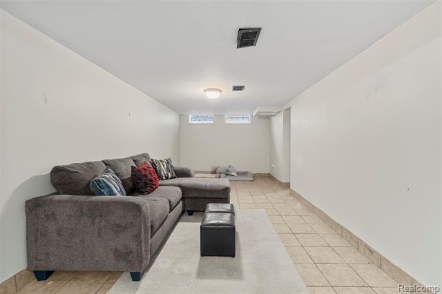 Builiding view twenty one for 15570 Angelique, Allen Park, MI. 48101