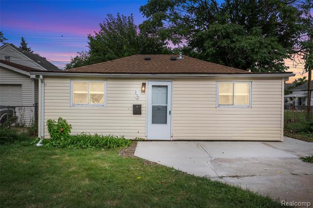 front view for 1672 Lafayette, Lincoln Park, Mi. 48146