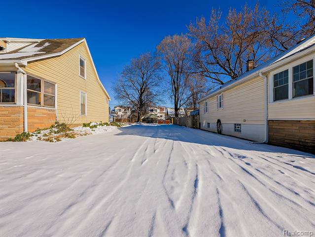 Builiding view sixteen for 47 E Auburn, Ecorse, MI. 48229
