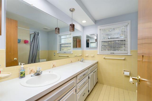 Builiding view thirty for 16940 Jeanette, Southfield, MI. 48075