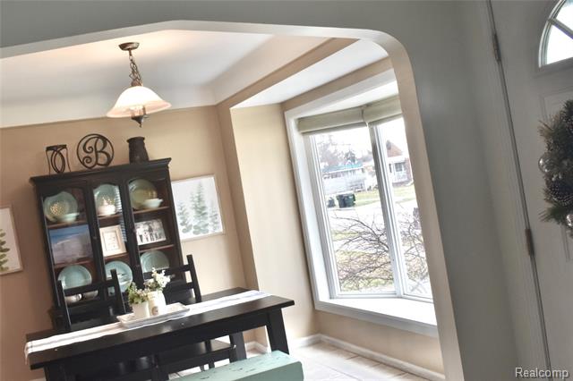 Builiding view seventeen for 15566 Horger, Allen Park, MI. 48101