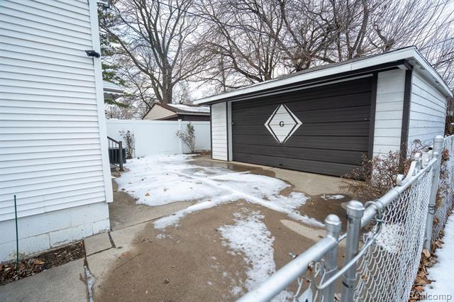 Builiding view nineteen for 2040 Paris, Lincoln Park, MI. 48146