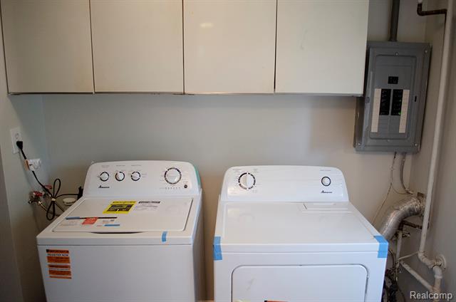 Builiding view ten for 24481 Republic, Oak Park, MI. 48237