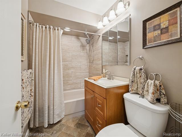 Builiding view twenty one for 14617 College, Allen Park, MI. 48101